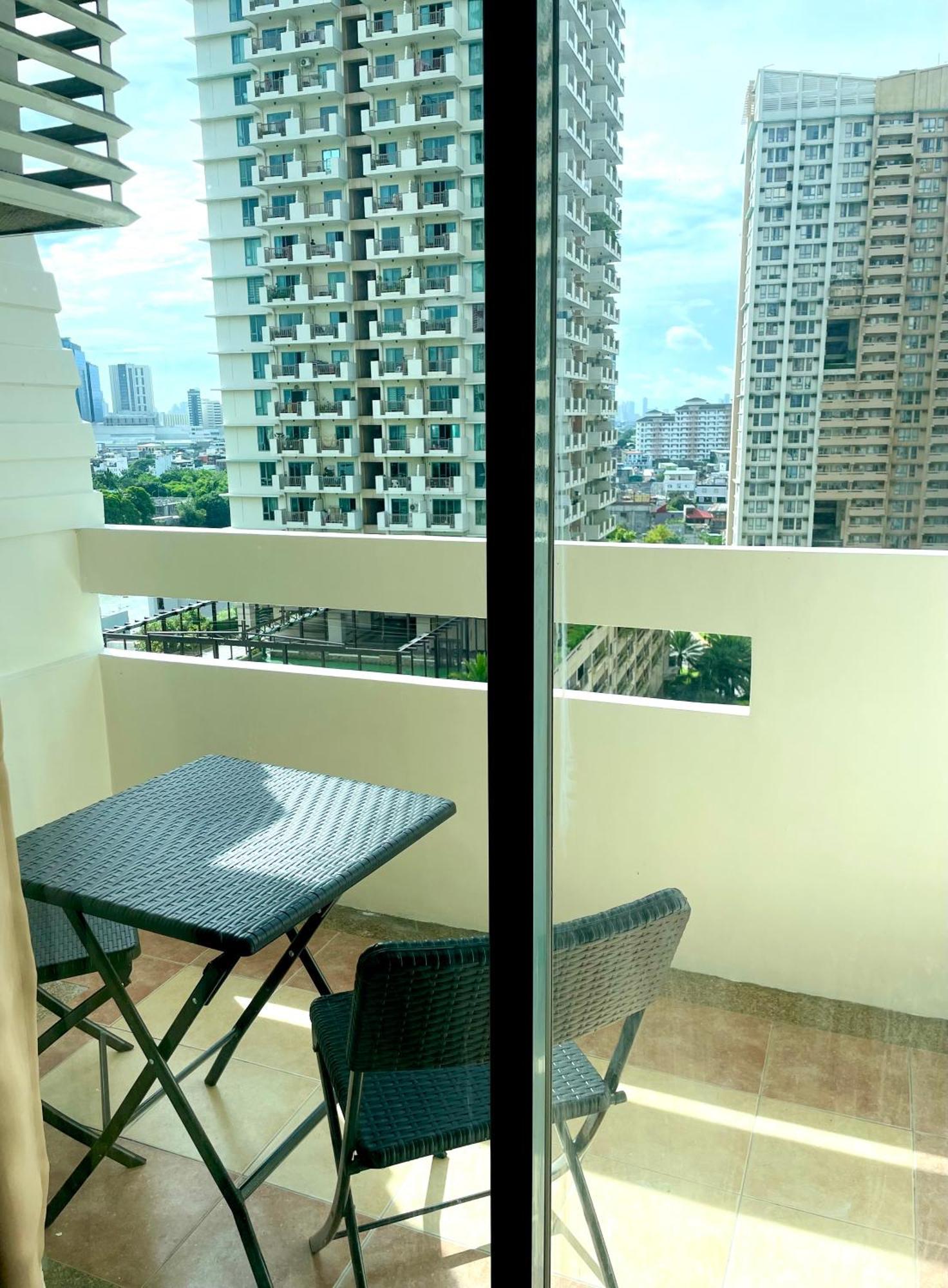 Apartment Luxury Bauhaus Inspired Near Makati