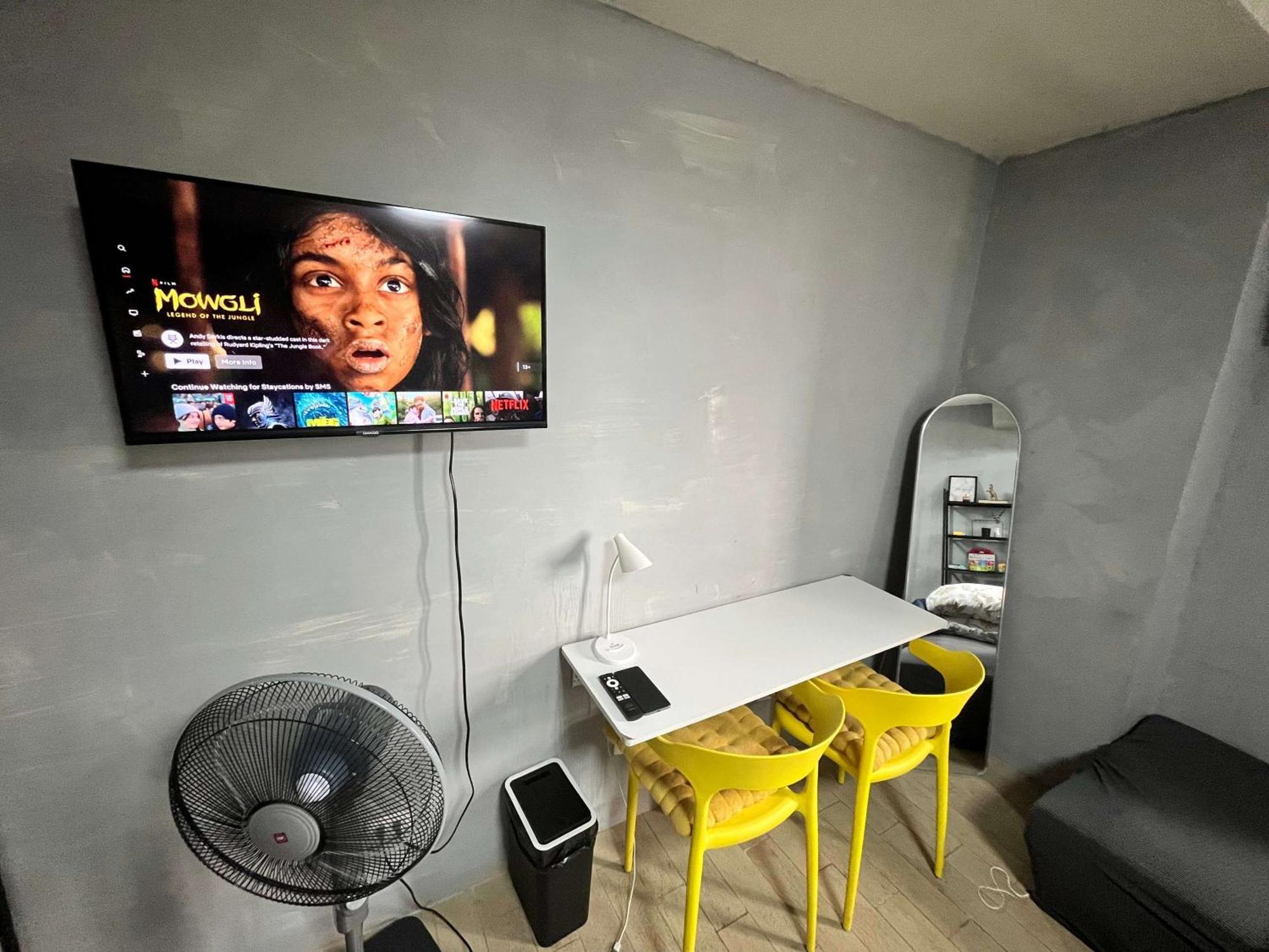 Cubao Manhattan Plaza Residential T139g - Huge With Pool, Kitchen & Balcony, Walk Distance To Araneta Coliseum Lrt Mrt Malls In Cubao Quezon - Staycations By Sms Apartment