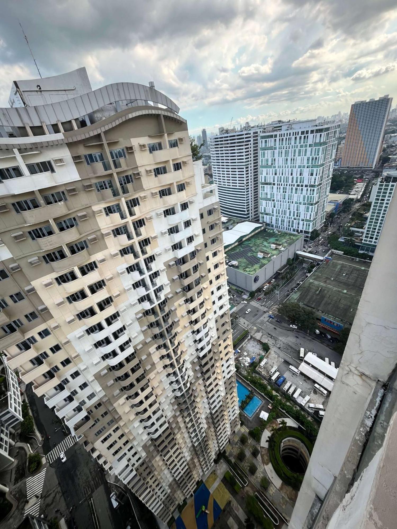 Apartment Cubao Manhattan Plaza Residential T139g - Huge With Pool, Kitchen & Balcony, Walk Distance To Araneta Coliseum Lrt Mrt Malls In Cubao Quezon - Staycations By Sms