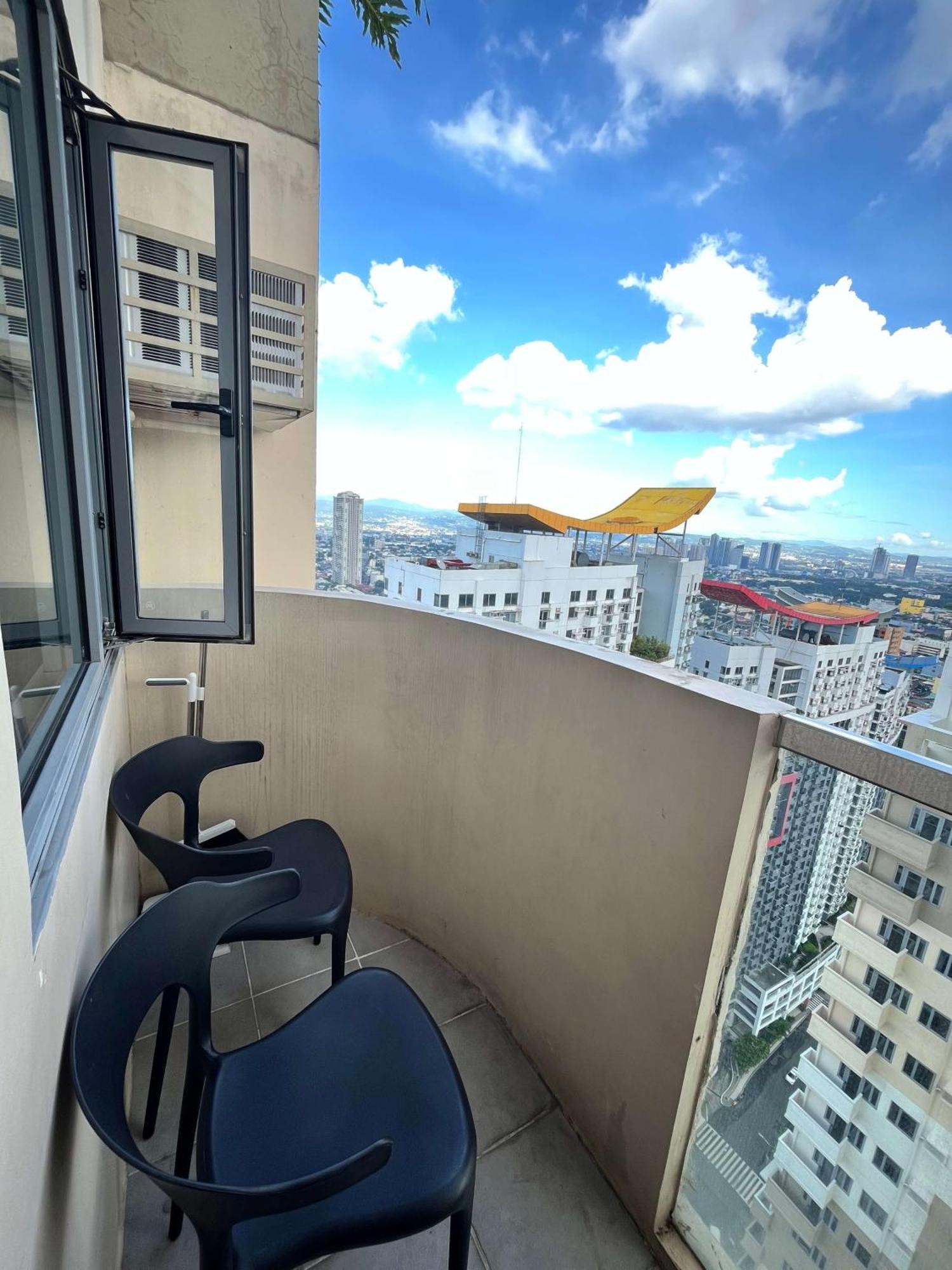 Apartment Cubao Manhattan Plaza Residential T139g - Huge With Pool, Kitchen & Balcony, Walk Distance To Araneta Coliseum Lrt Mrt Malls In Cubao Quezon - Staycations By Sms Manila