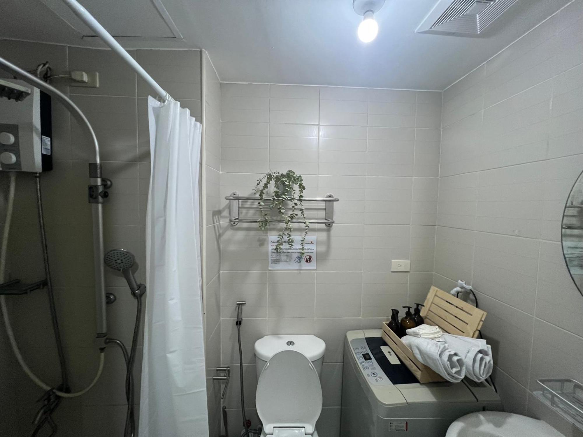 Apartment Cozy 1 Bedroom Makati With Balcony Wifi *