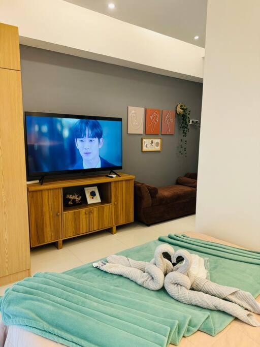 Staycation In Mckinley Walking Distance To Venice Mall *