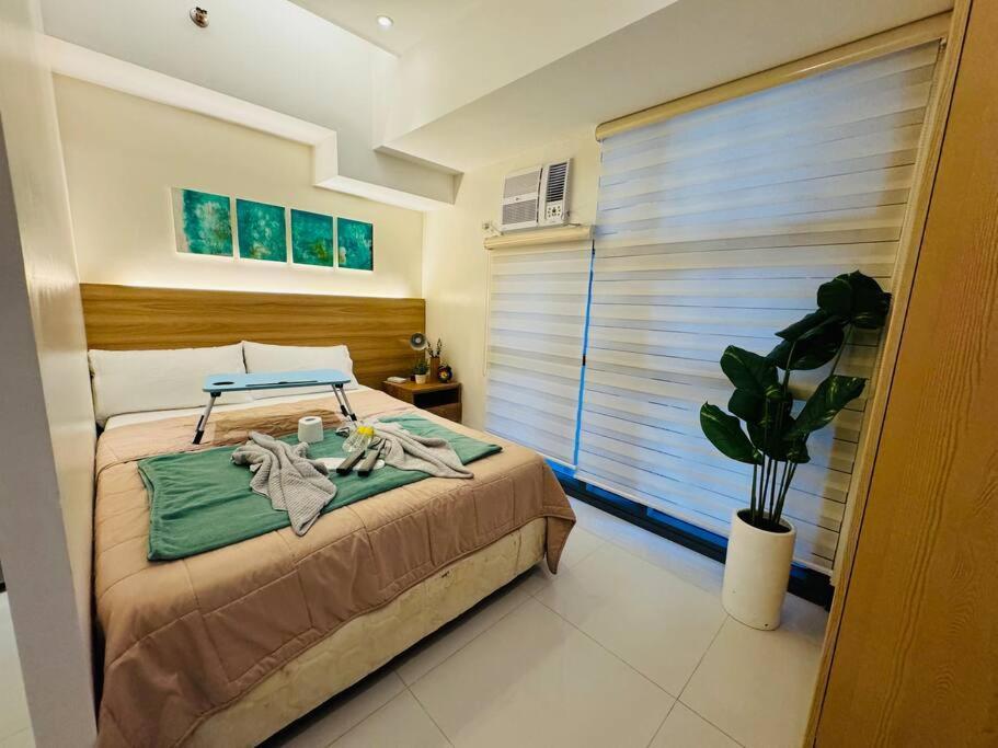 Apartment Staycation In Mckinley Walking Distance To Venice Mall