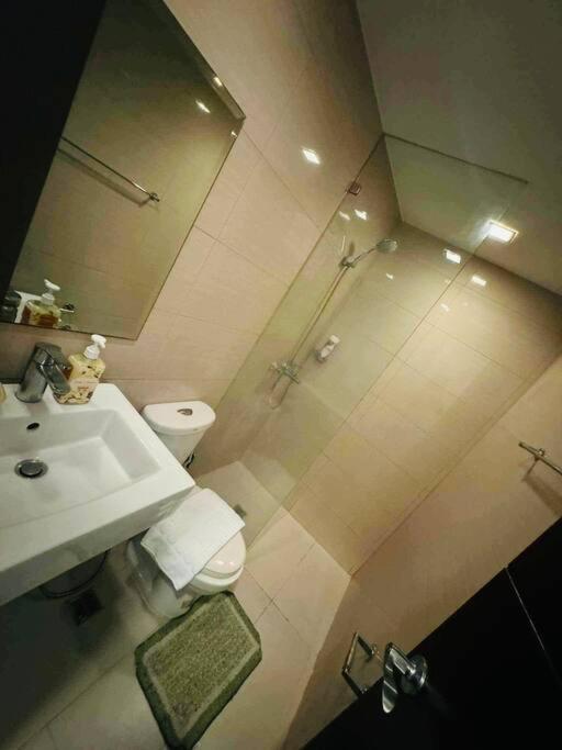 Staycation In Mckinley Walking Distance To Venice Mall Apartment Manila