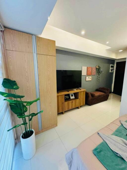 Staycation In Mckinley Walking Distance To Venice Mall Apartment Manila