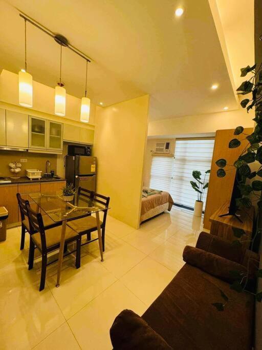 Staycation In Mckinley Walking Distance To Venice Mall *