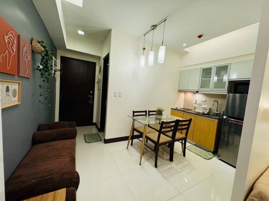 Staycation In Mckinley Walking Distance To Venice Mall