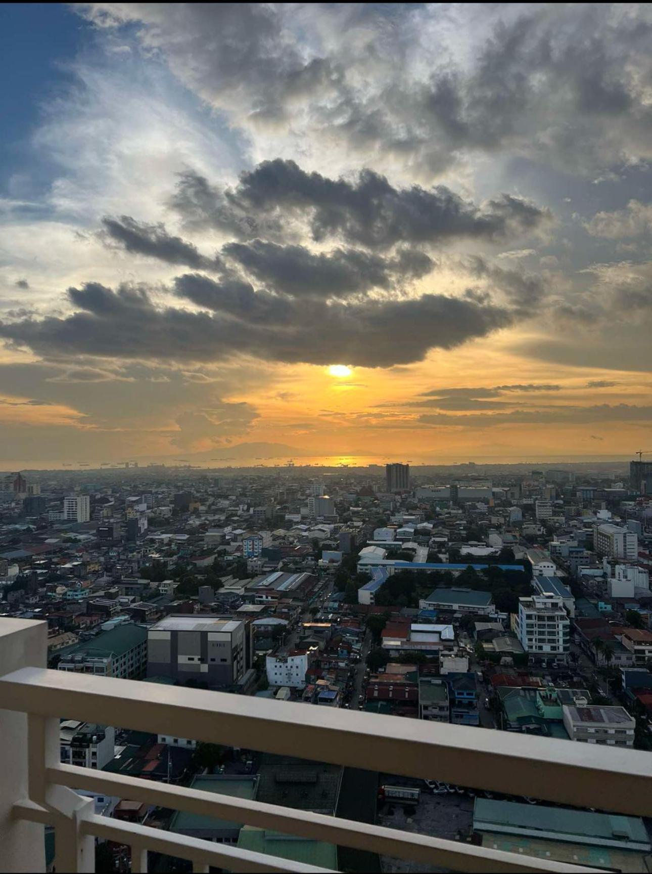 Spacious 1br With Sunset View At The Celandine