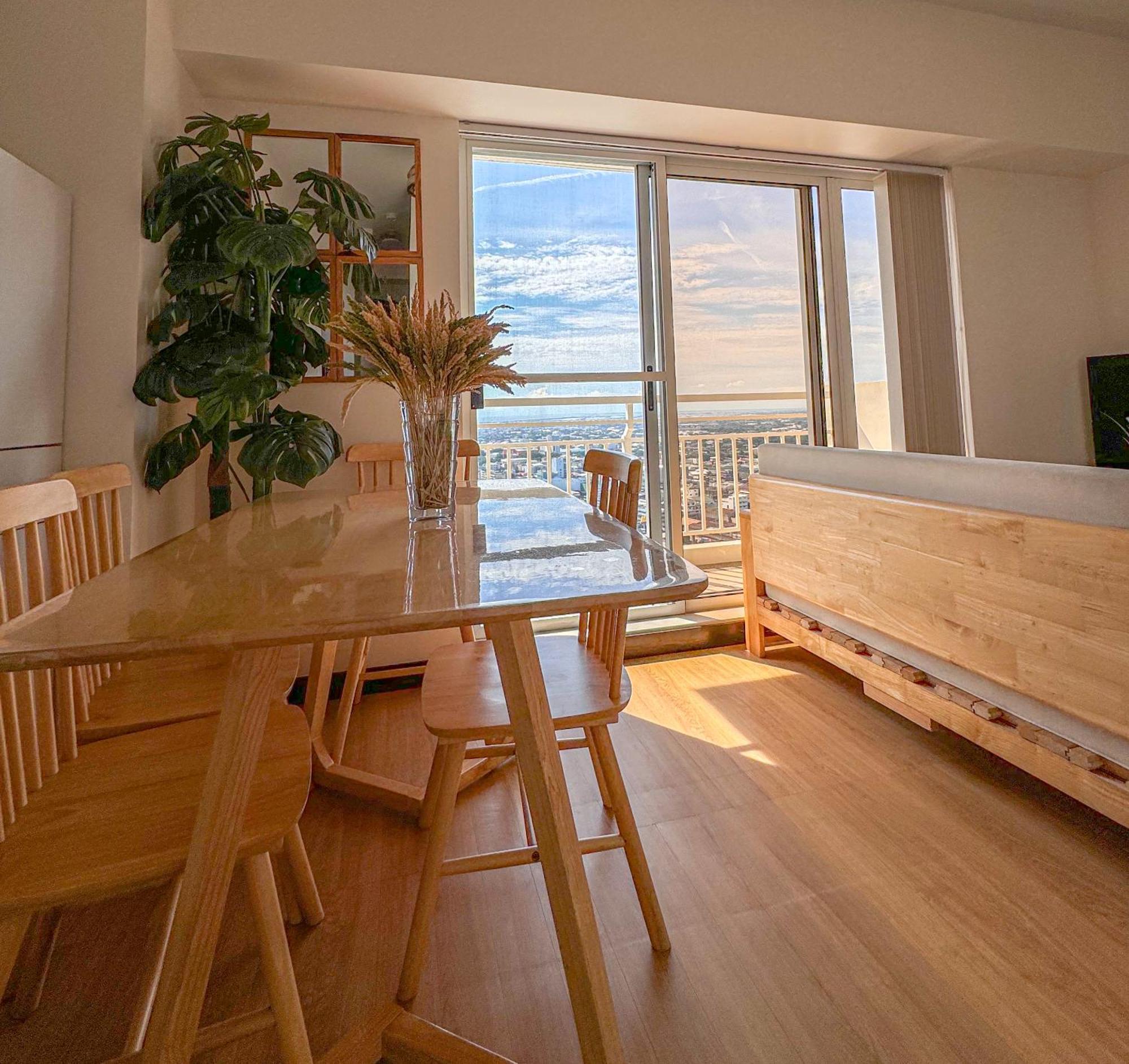 Spacious 1br With Sunset View At The Celandine Apartment