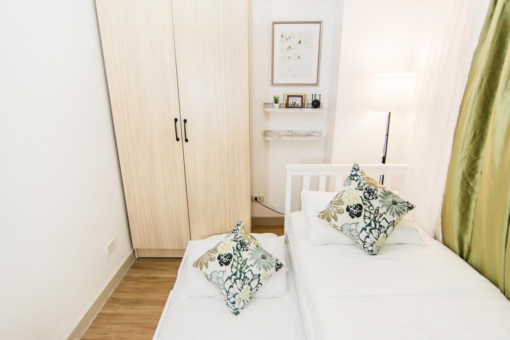 Excellent Location 2 Bdrm Homey Wifi Near Airport *