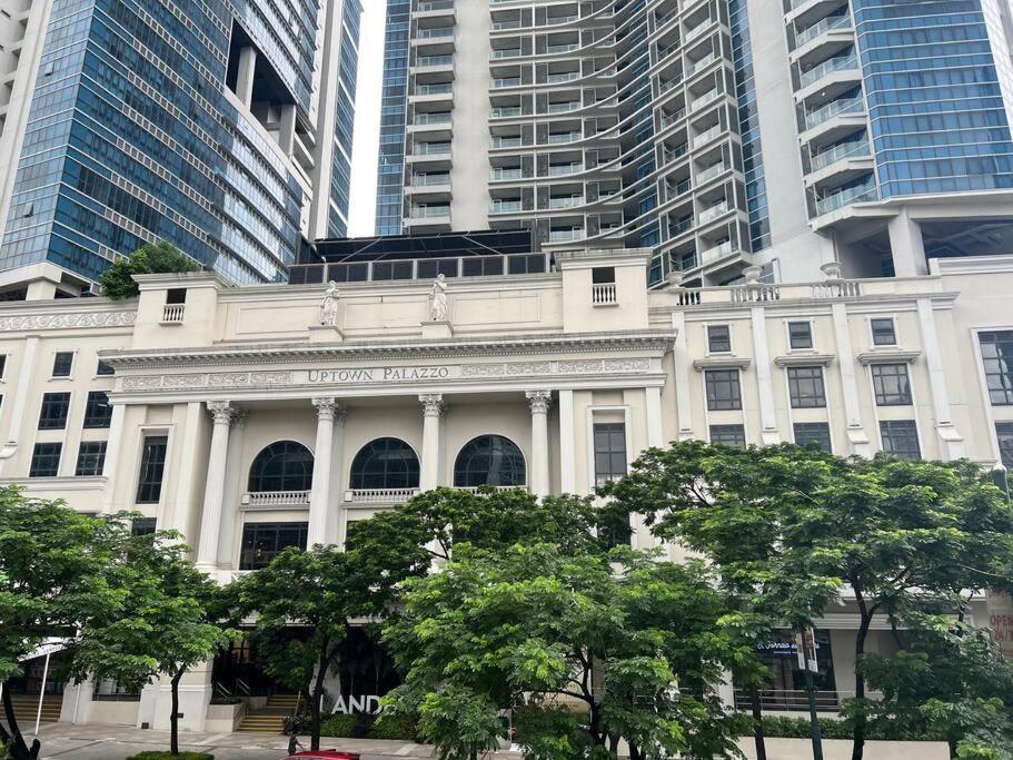 Uptown Bliss-modern 1br With Balcony In Bgc Apartment
