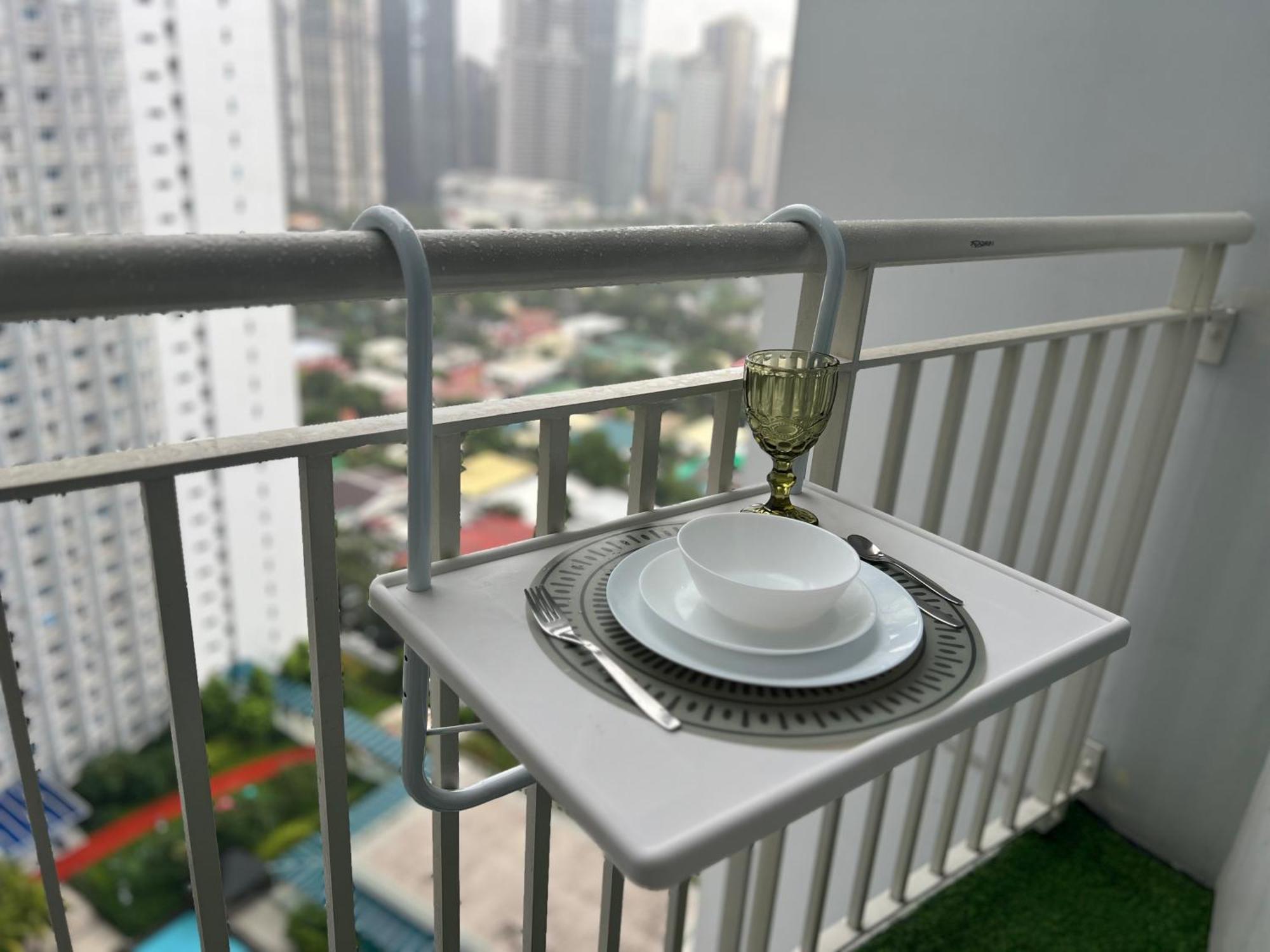 Cozy 1 Bedroom Makati With Balcony Wifi *