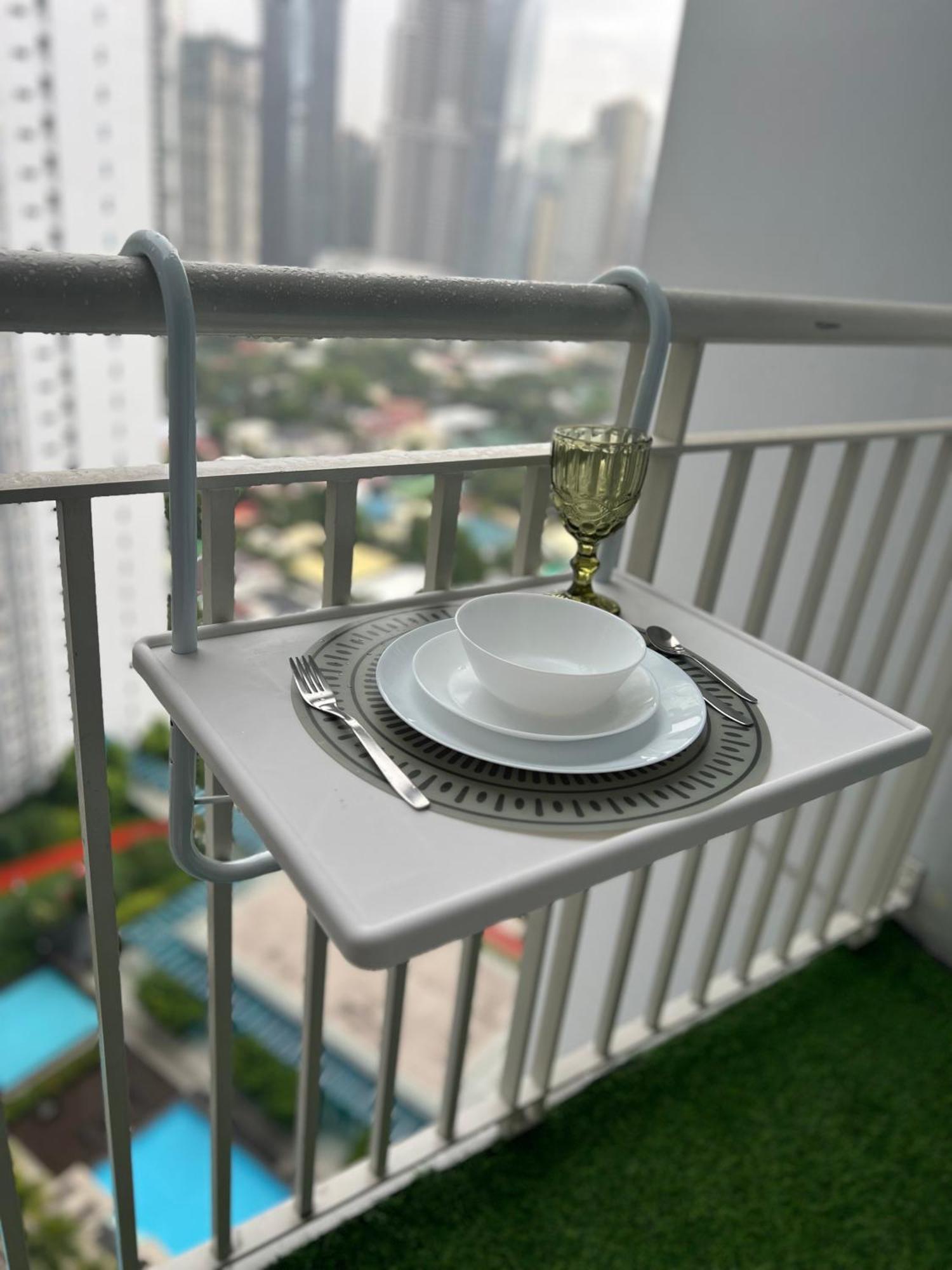 Apartment Cozy 1 Bedroom Makati With Balcony Wifi *