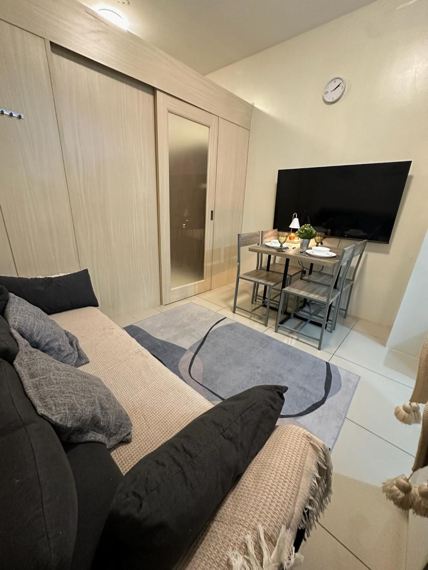 Apartment Cozy 1 Bedroom Makati With Balcony Wifi *