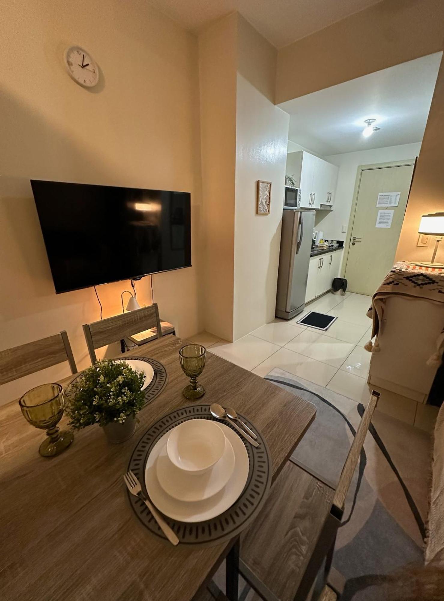 Cozy 1 Bedroom Makati With Balcony Wifi Apartment *
