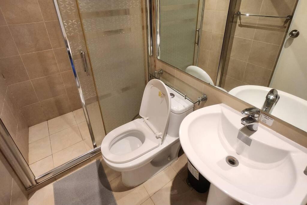 Flat In Gramercy Makati With Netflix Apartment