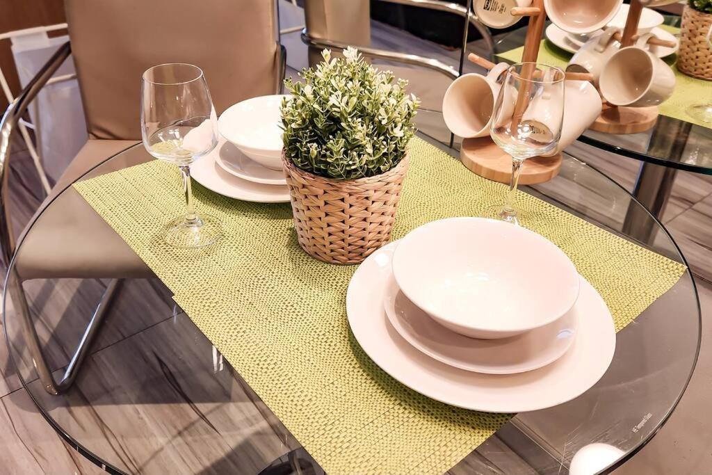 Flat In Gramercy Makati With Netflix Apartment Manila