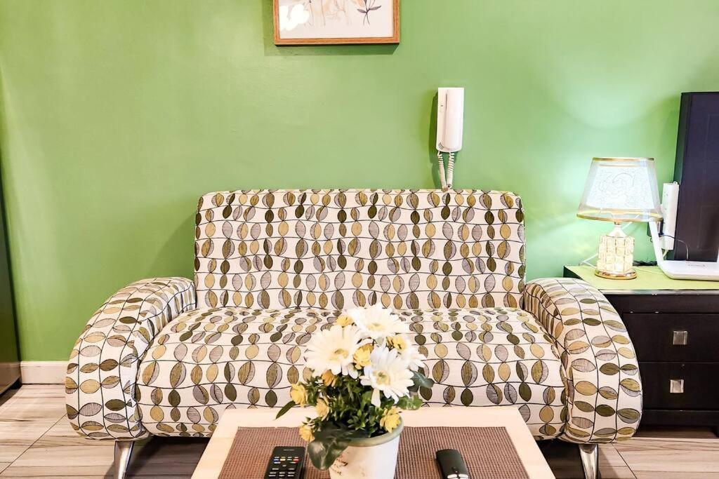 Apartment Flat In Gramercy Makati With Netflix Manila