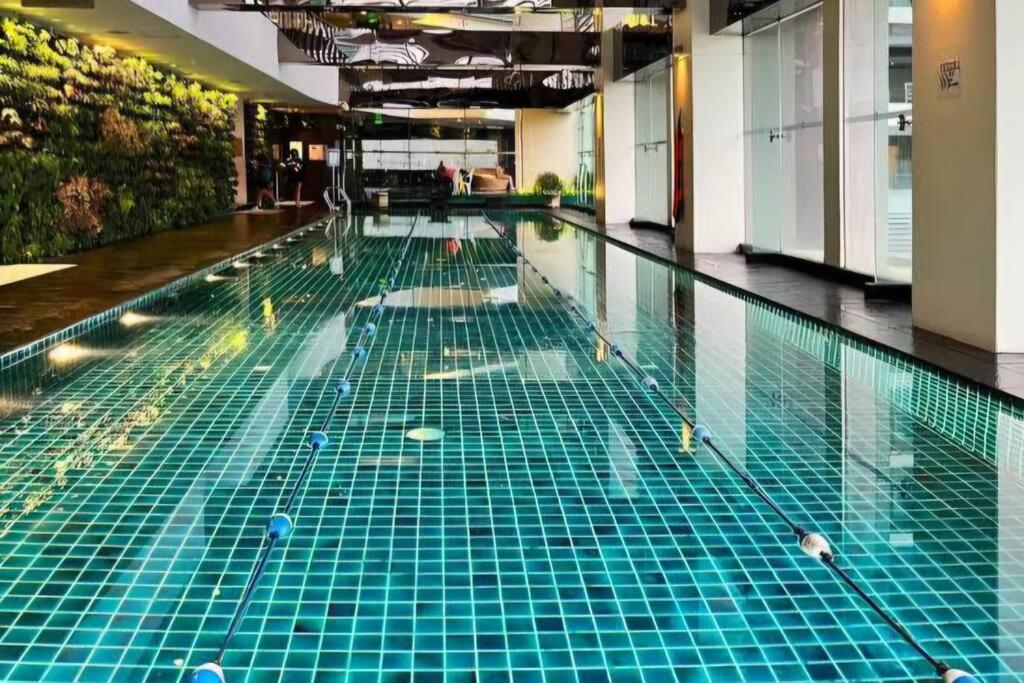 Flat In Gramercy Makati With Netflix