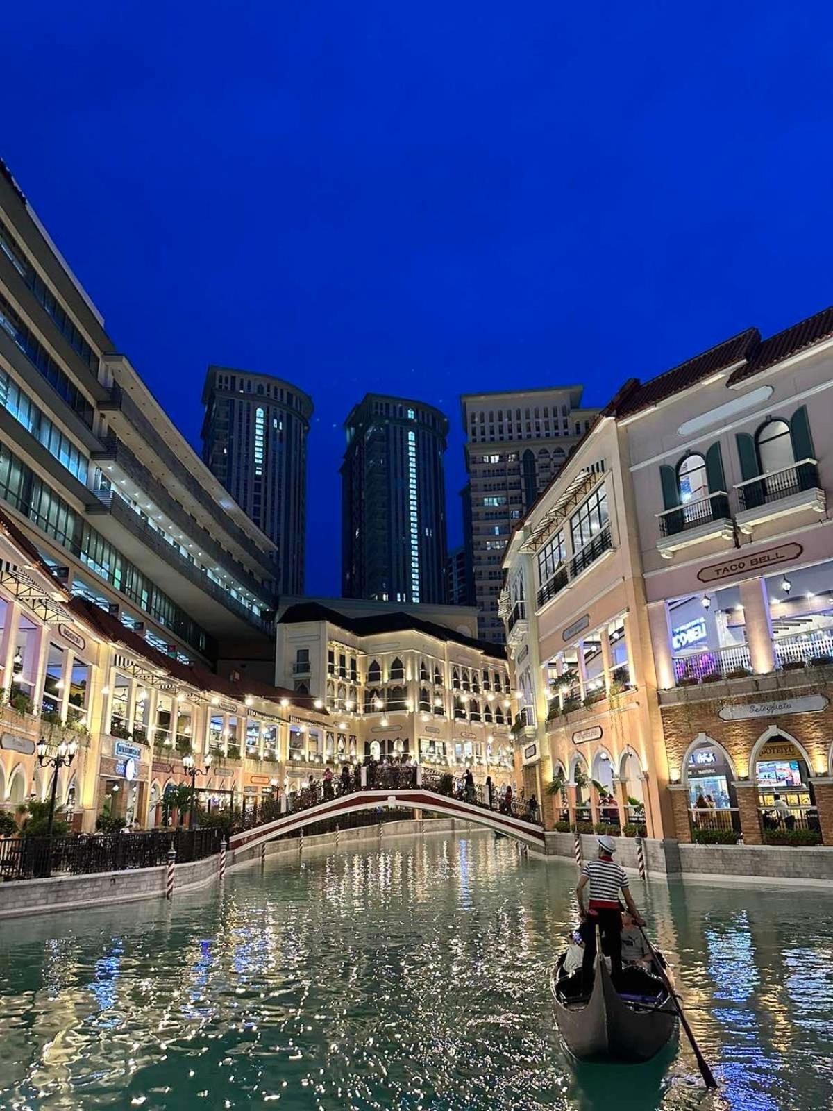 2 Bedrooms & 2 Bathrooms At Bgc Taguig Mckinley By Venice Grand Canal Mall Manila