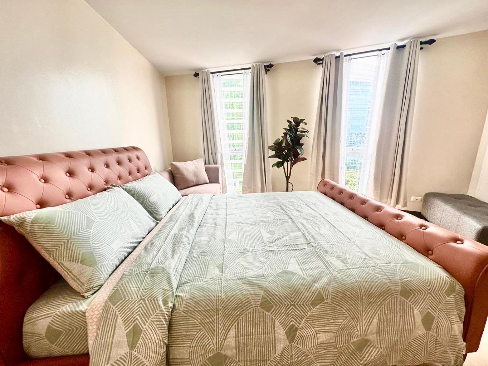 2 Bedrooms & 2 Bathrooms At Bgc Taguig Mckinley By Venice Grand Canal Mall Apartment *