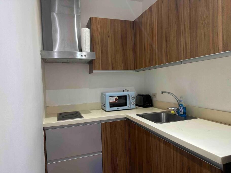 Spacious Corner 1 Bedroom With Balcony Gramercy *