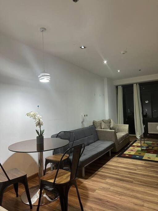 Spacious Corner 1 Bedroom With Balcony Gramercy Apartment *