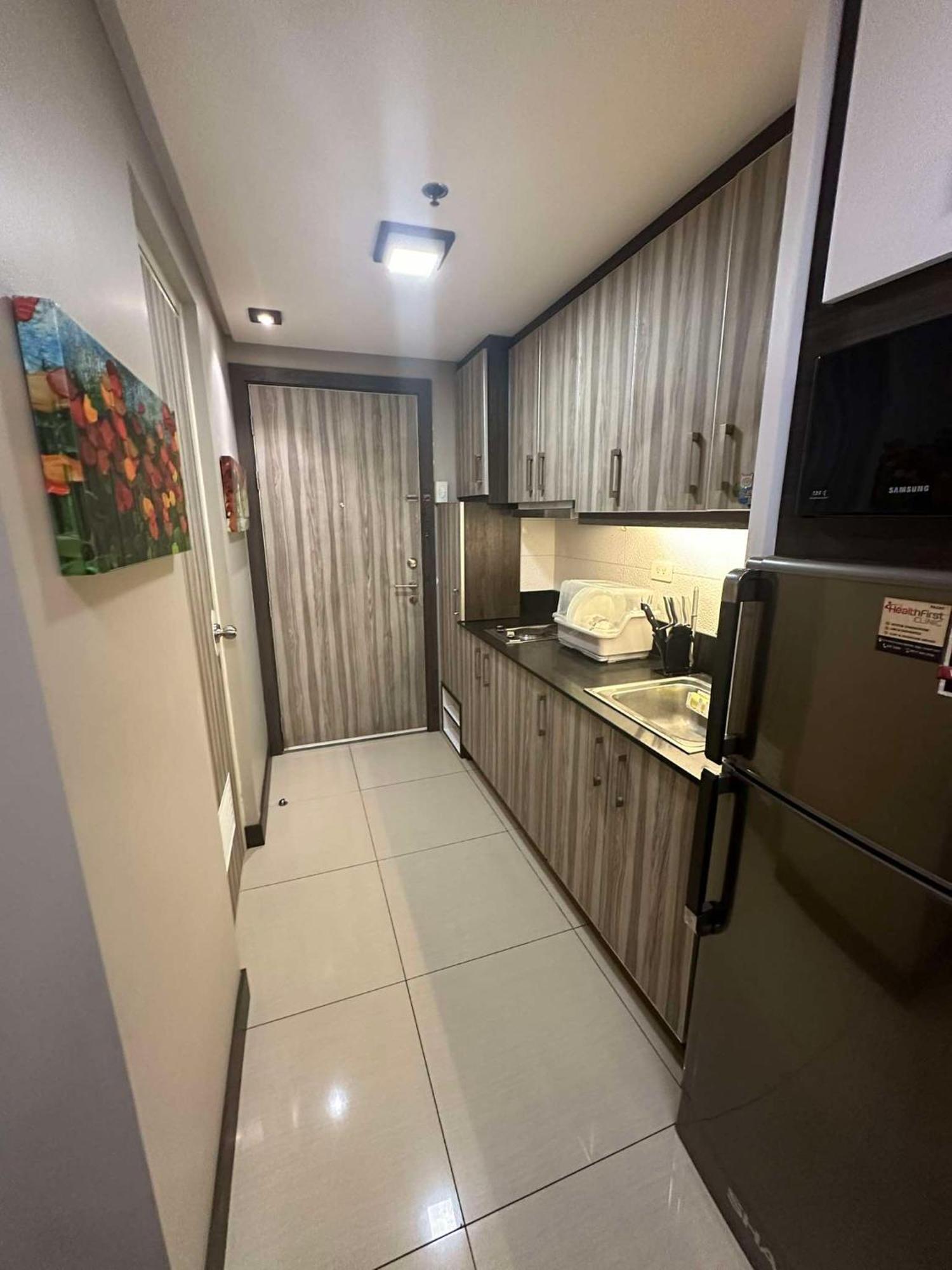 Apartment Shell Residences Near Mall Of And Airport