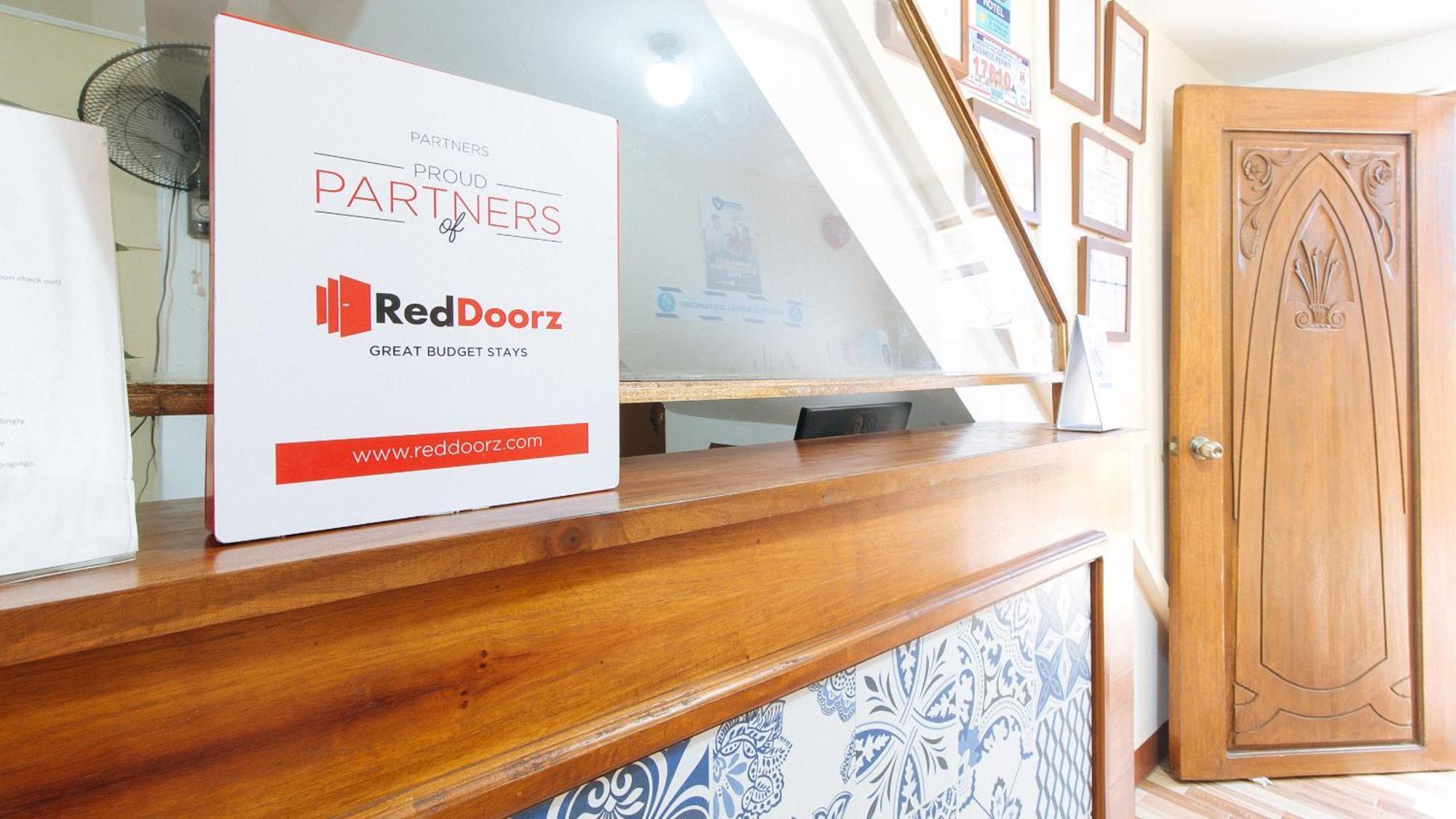 Reddoorz Near Pnr Espana Station Hotel