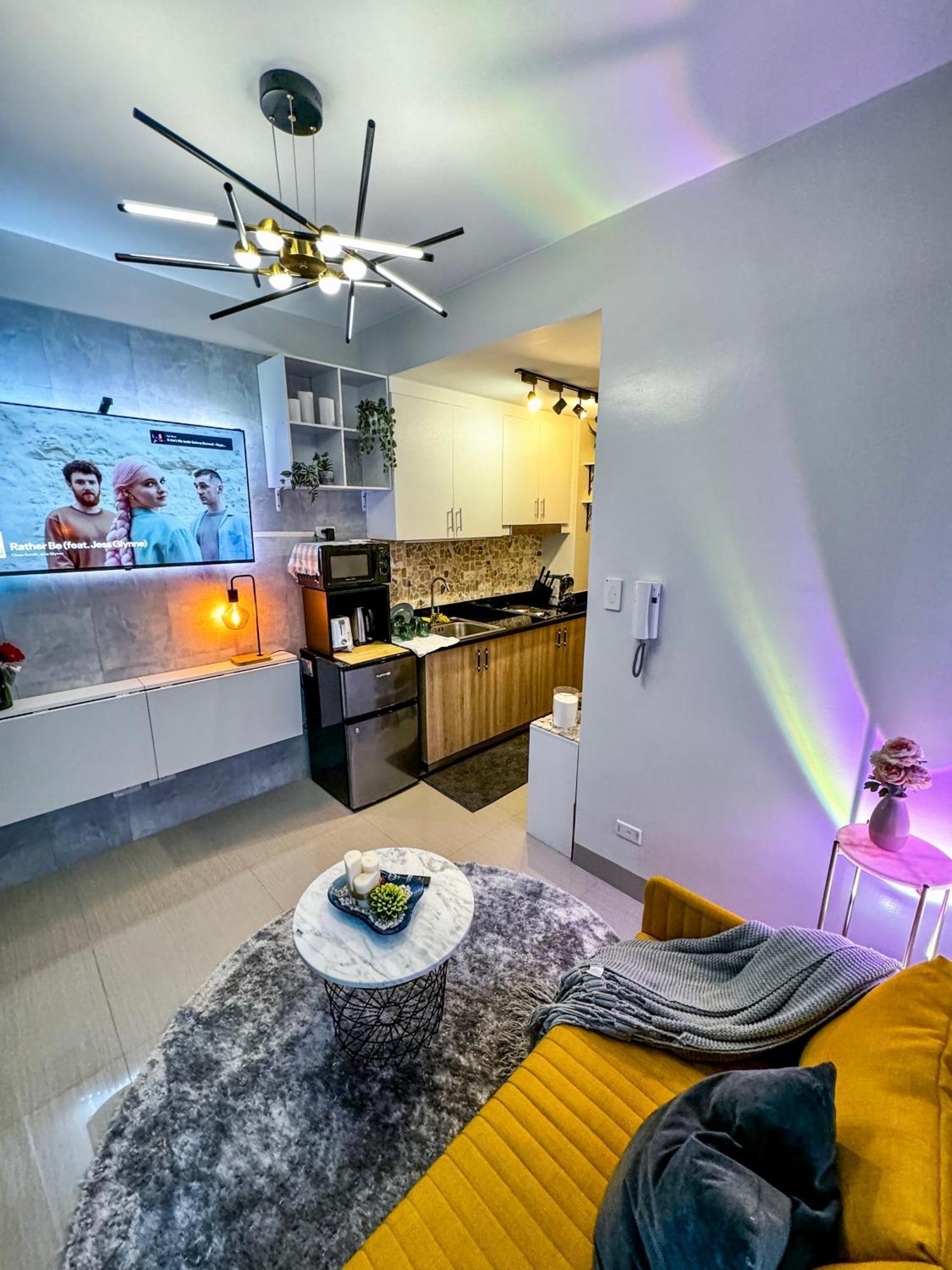 Evergreen Suite- 1 Bed 1 Sofa Bed, Light Sync Tv *
