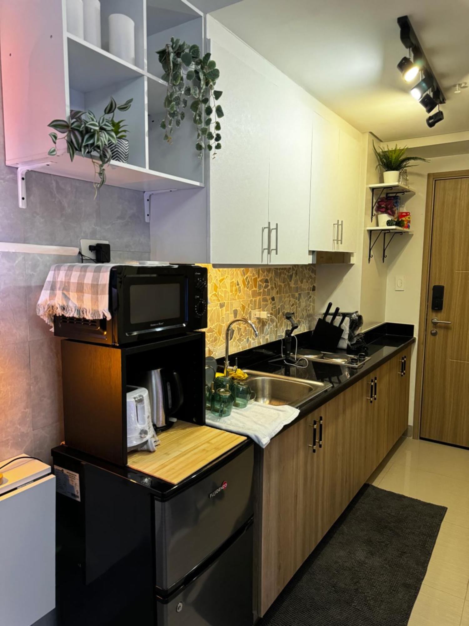 Evergreen Suite- 1 Bed 1 Sofa Bed, Light Sync Tv Manila