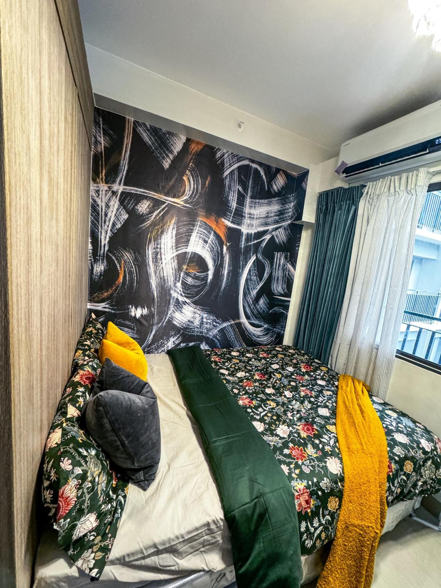 Evergreen Suite- 1 Bed 1 Sofa Bed, Light Sync Tv * Manila