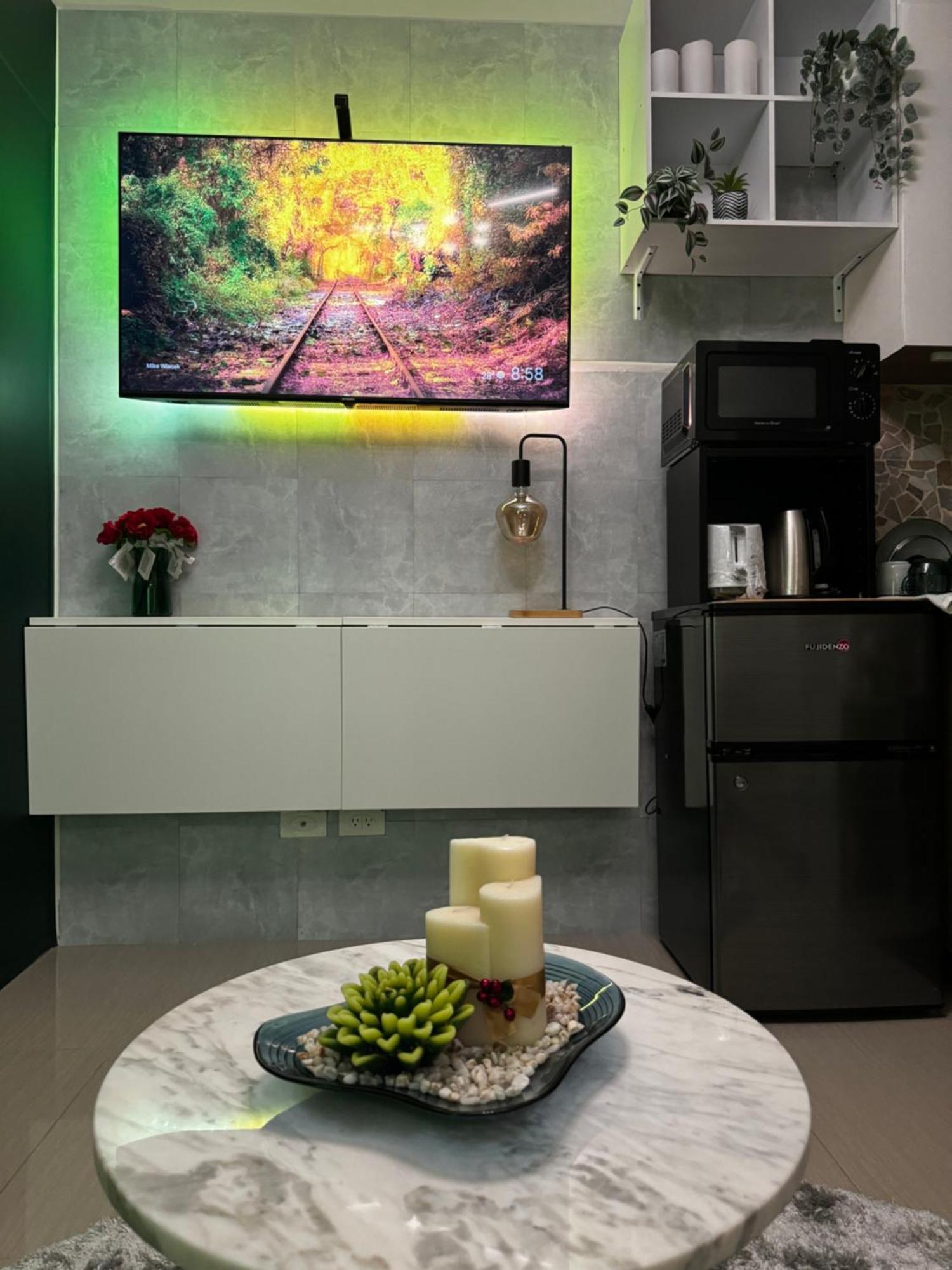 Evergreen Suite- 1 Bed 1 Sofa Bed, Light Sync Tv * Manila