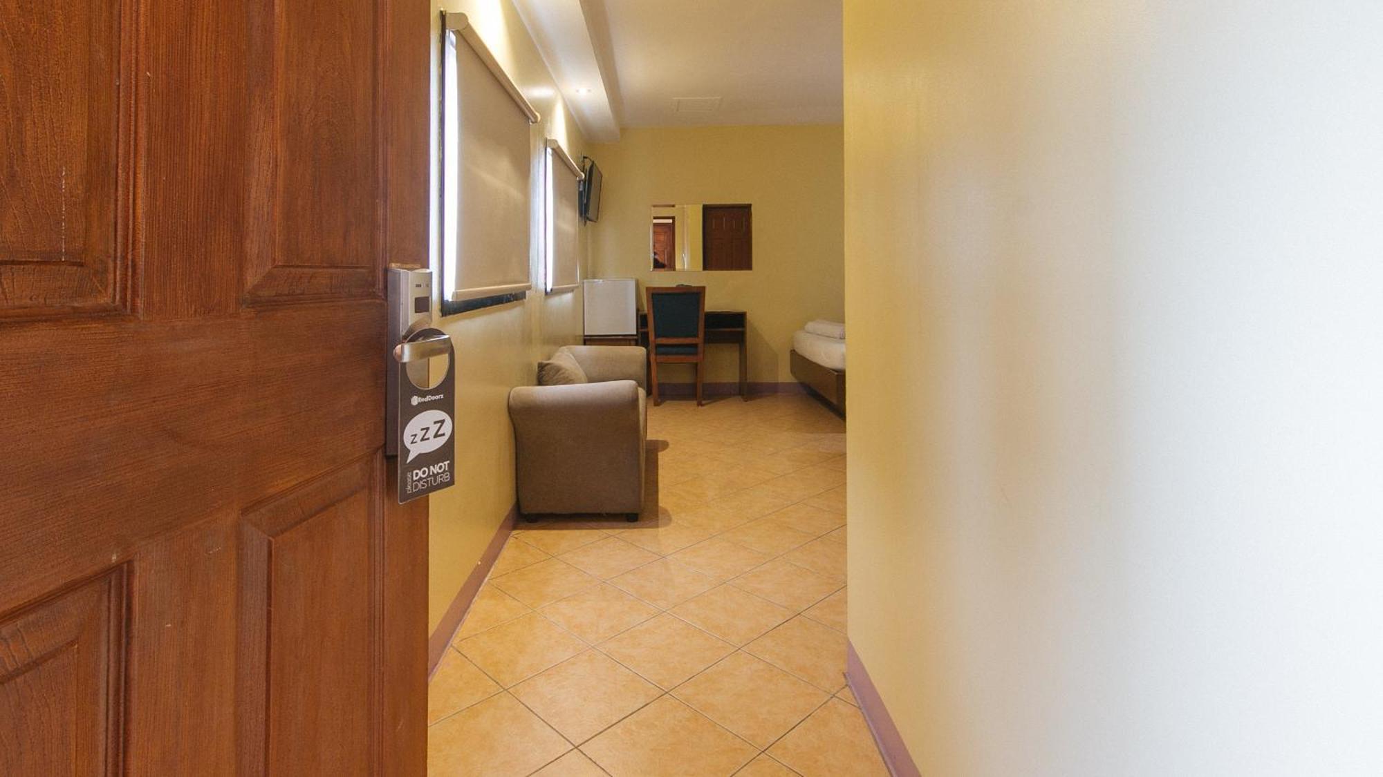Hotel Reddoorz At Comfy Ermita 2*