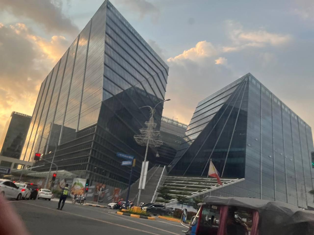 2 Beds With Balcony&wifi 4pax Shore 2 Moa Complex 735 Manila