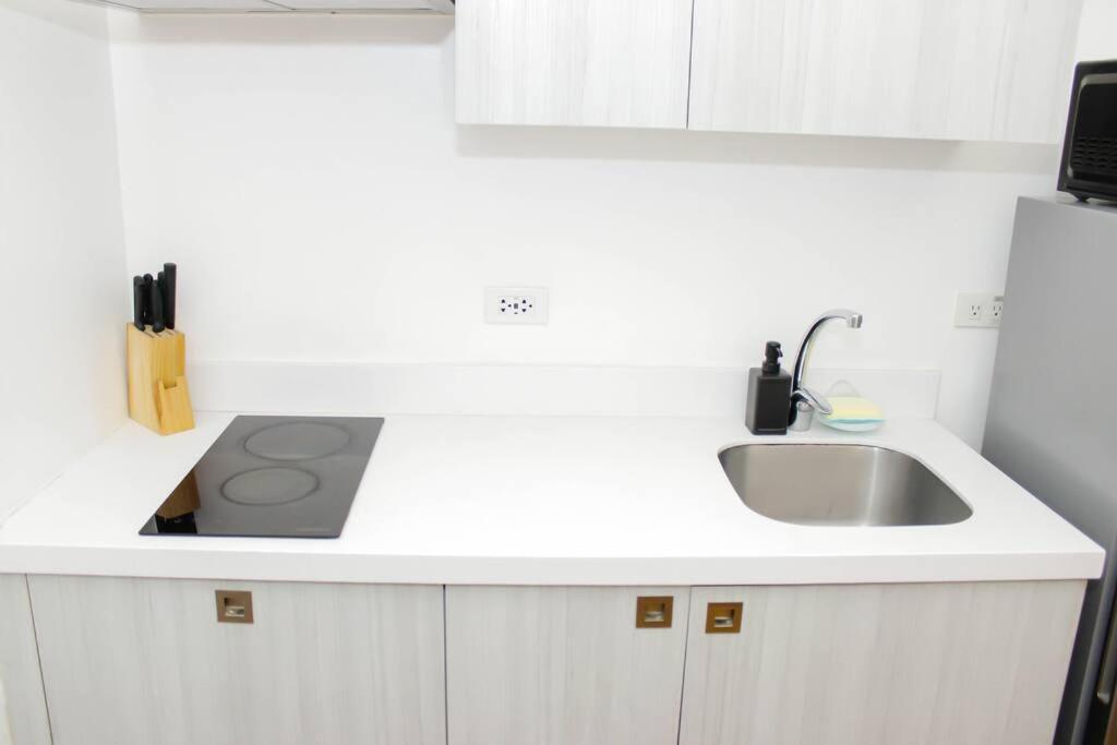 Vibrant Skyline Views 1br Apartment *