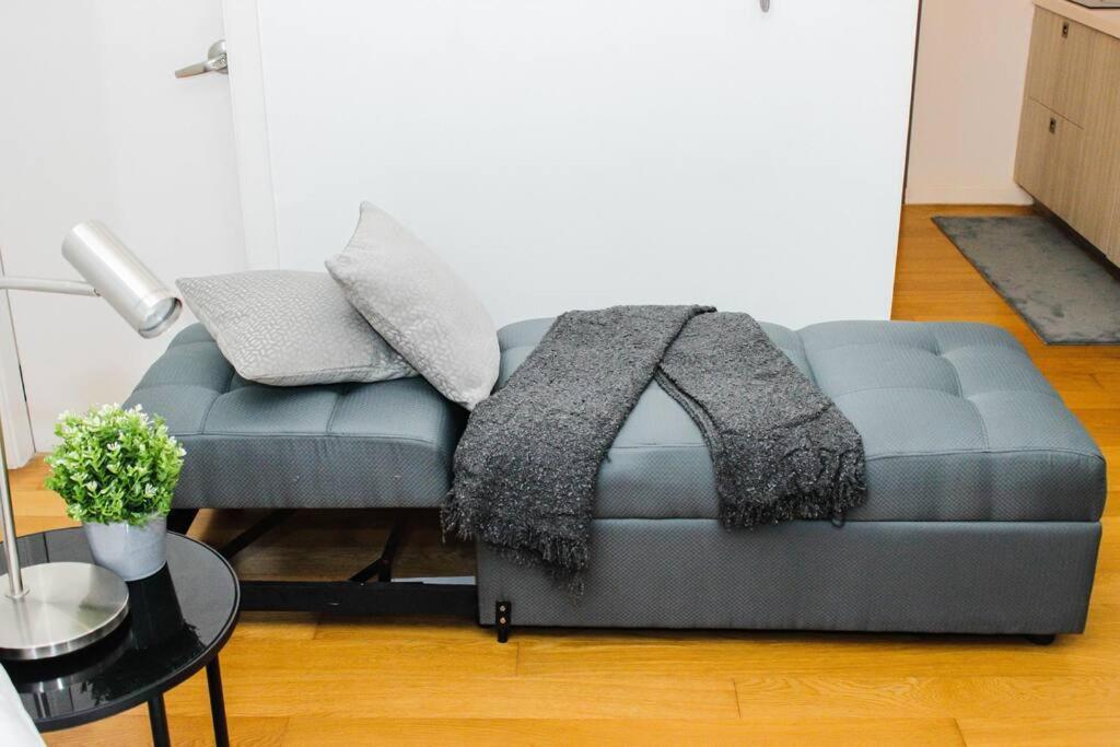 Vibrant Skyline Views 1br *