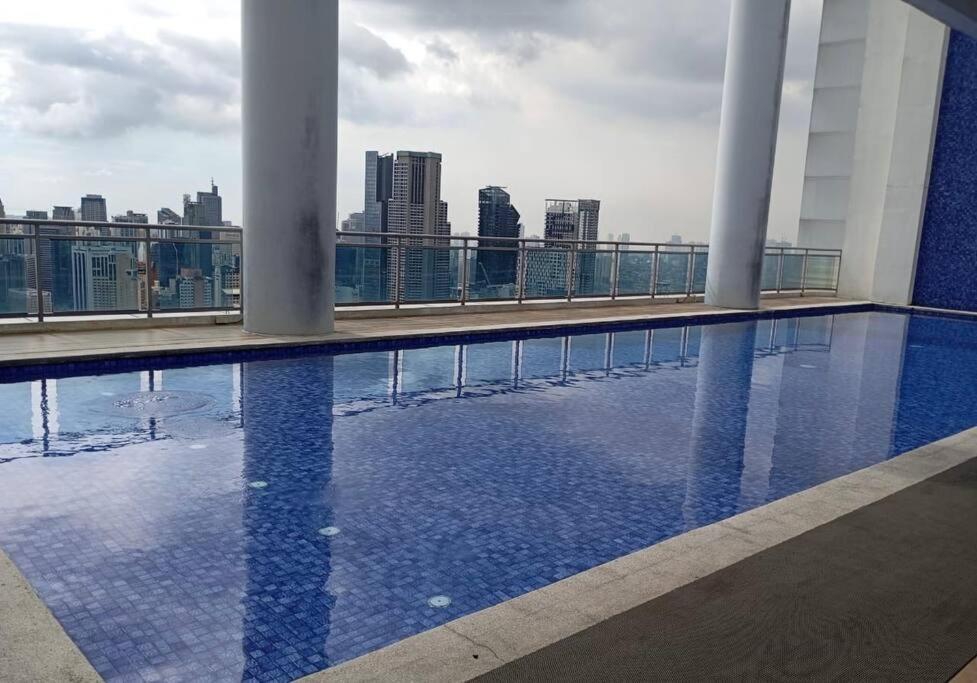 Apartment Vibrant Skyline Views 1br *