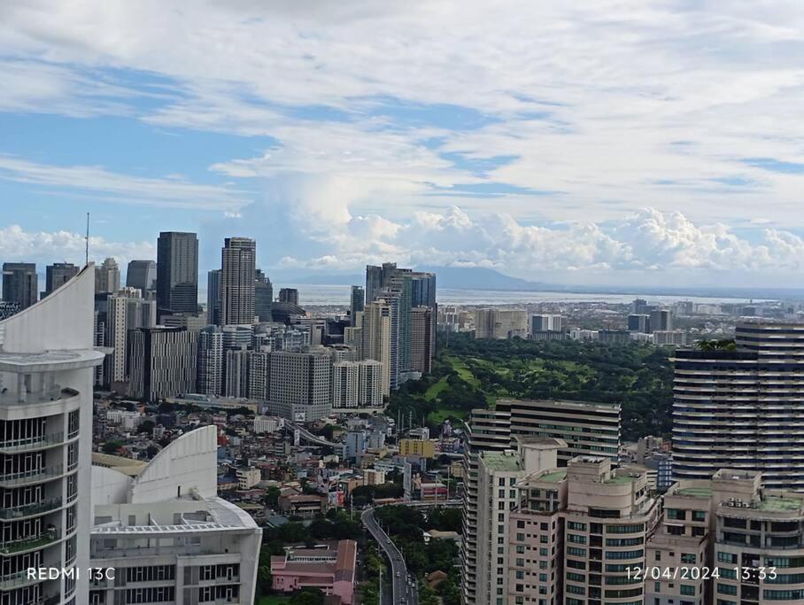 Apartment Vibrant Skyline Views 1br Manila