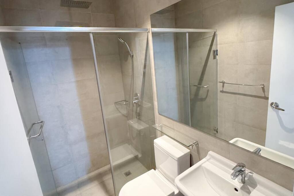 Apartment Vibrant Skyline Views 1br Manila