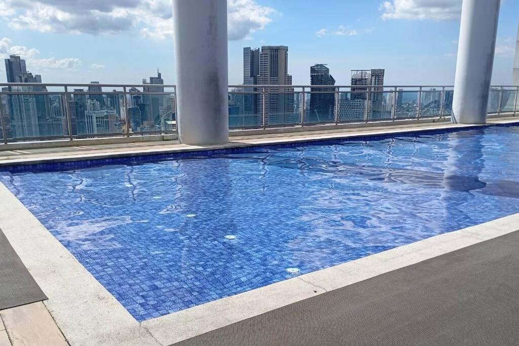 Apartment Vibrant Skyline Views 1br Manila