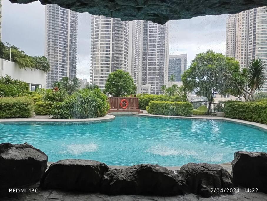 Vibrant Skyline Views 1br Apartment