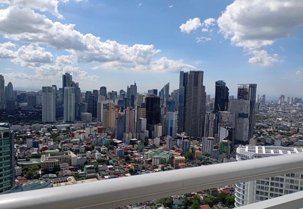 Vibrant Skyline Views 1br