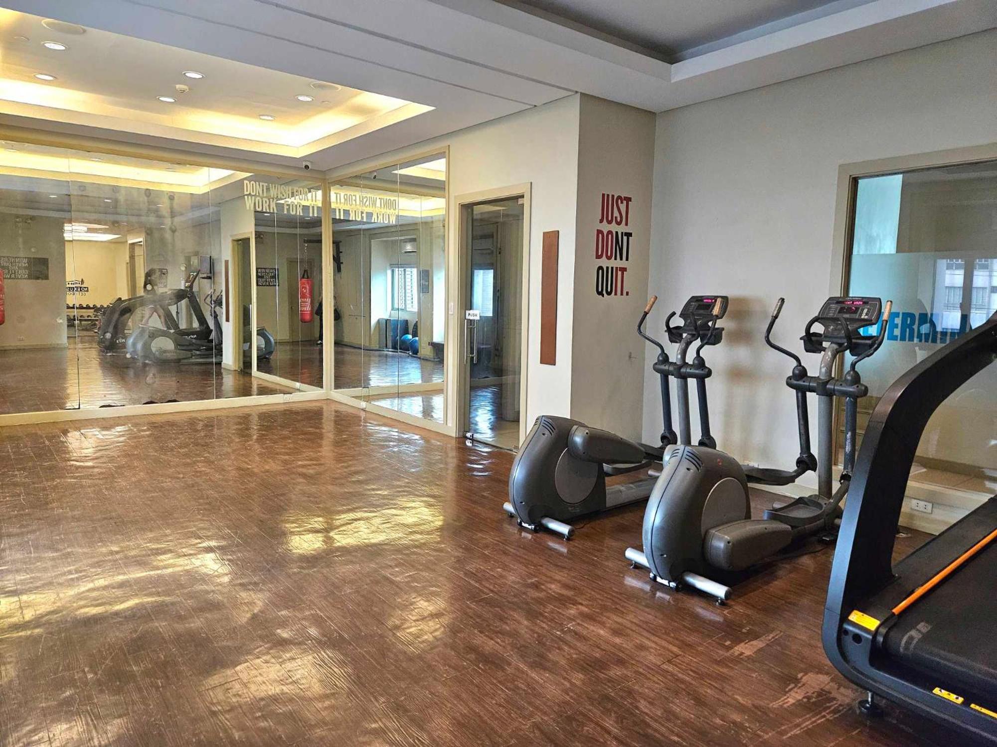 Apartment Soho In Front Of Edsa Shangri-la Mall - Lil Olive's Spot *
