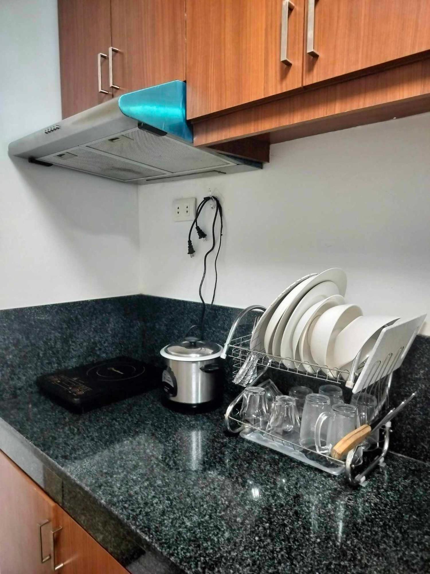 7th Floor Tower B Unit With Modern Amenities Apartment *