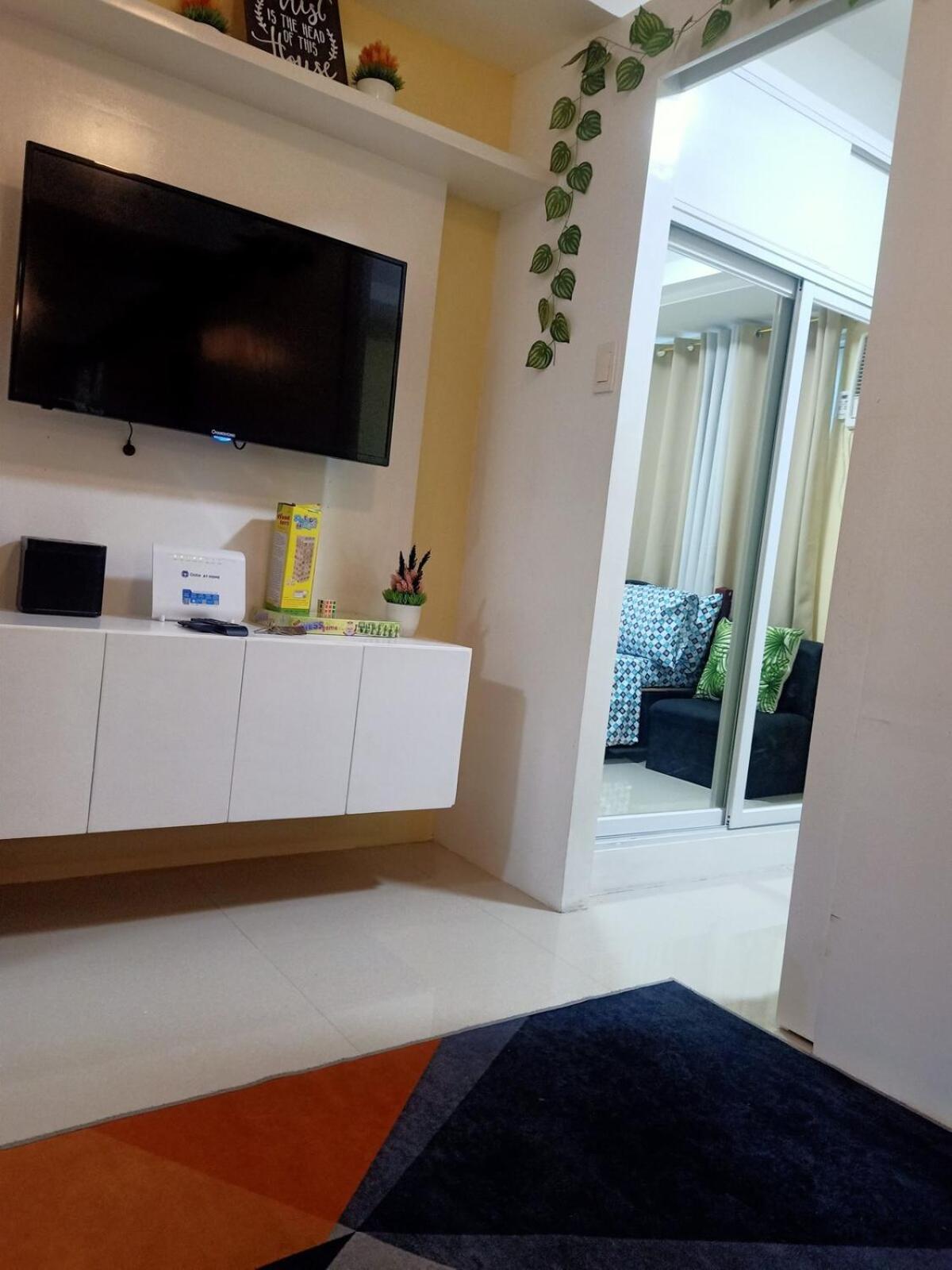 28th Floor 1 Bedroom Unit With Pool View Apartment Manila