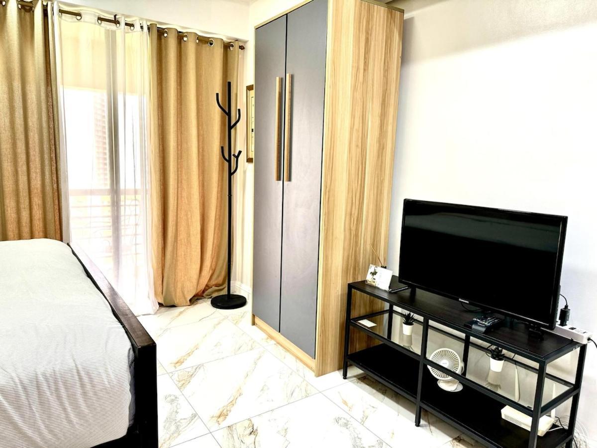 New! With Balcony & Park View In Greenbelt Apartment *