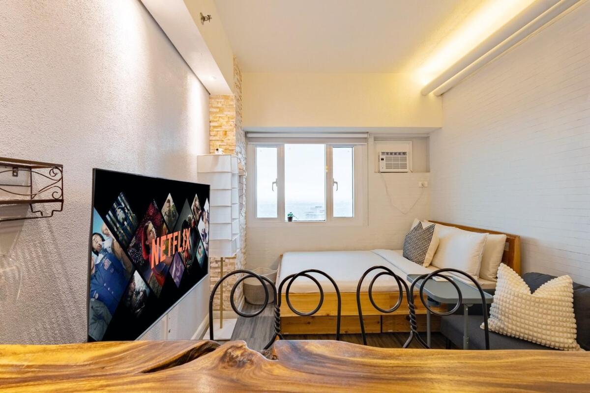 In Makati Near Airport And Free Parking! *