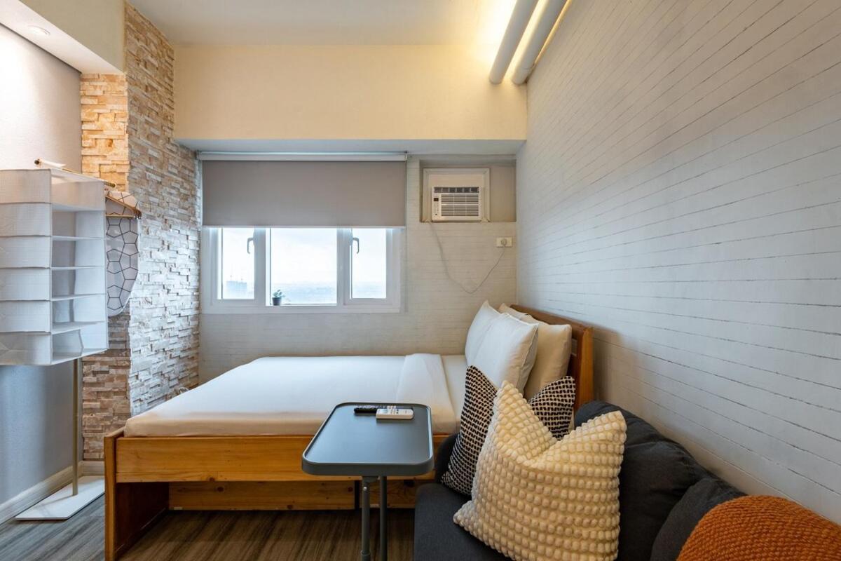In Makati Near Airport And Free Parking!
