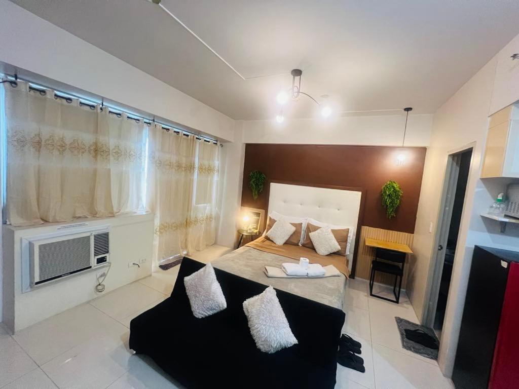 Two Palm Tree - With Balcony - Across Terminal 3 Apartment *